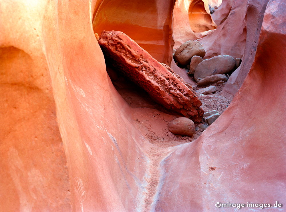 Red River
Canyonlands
Schlüsselwörter: Meditation, Schwung, Harmonie, Leere, gelb, rot, zerfurcht, Felsen, Stein, Wind, Sandstein, Erosin, orange, Skulptur, abstrakt, Kunst, Trockenheit, fliessen, ornament, Struktur, rund, weich, Kurve, Entspannung, entspannen, Muster, Erdgeschichte,
