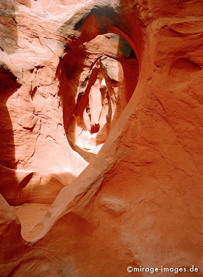 Peek-a-Boo
Grand Staircase Escalante National Monument
Schlüsselwörter: Trockenheit, zerfurcht, Felsen, Stein, Wildnis, Wind, Sandstein, Skulptur, rot, Erosion, verletzlich, Struktur, Himmel, Wolken, Erdschichten, Pflanze, Weite, Sandstein, Skulptur, surreal, Phantasie, phantastisch, Fantasie, fantastisch, erstaunlich, Sonne