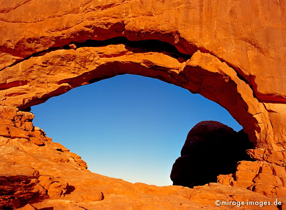 Eye
North window im Arches NP Utah
Schlüsselwörter: zerfurcht, Felsen, Stein, Wind, Sandstein, Erosion, orange, Skulptur, abstrakt, Kunst, Trockenheit, versteinert, Entspannung, entspannen, Auge, Himmel, Durchsicht, Fenster, Ausblick, monumental, gewaltig, immens, phänomenal, Schönheit, Harmonie, sprachl