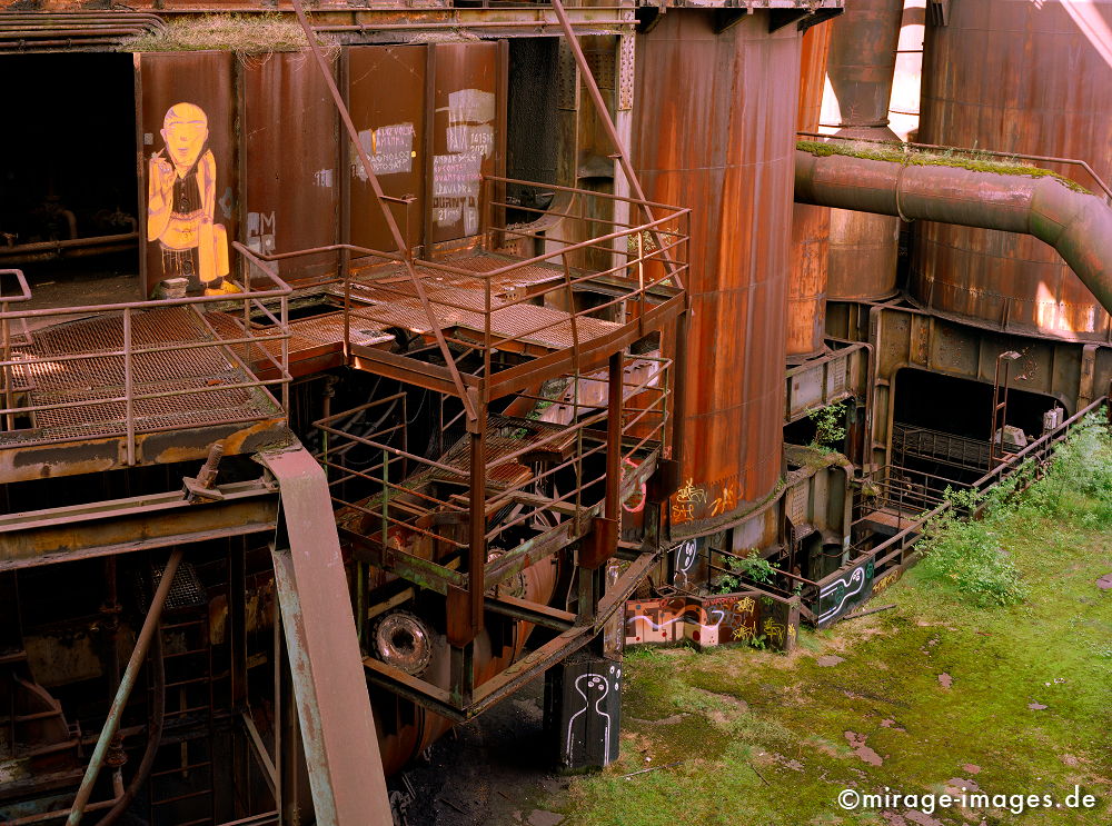 Phnix West
Dortmund
Schlüsselwörter: Industrie, Industrieruine, Stahlwerk, Rost, Eisen, Stahl, Architektur, Arbeit, Verfall, Erosion, Zeitalter, Industriekultur, Graffiti, Geschichte, Vergangenheit,