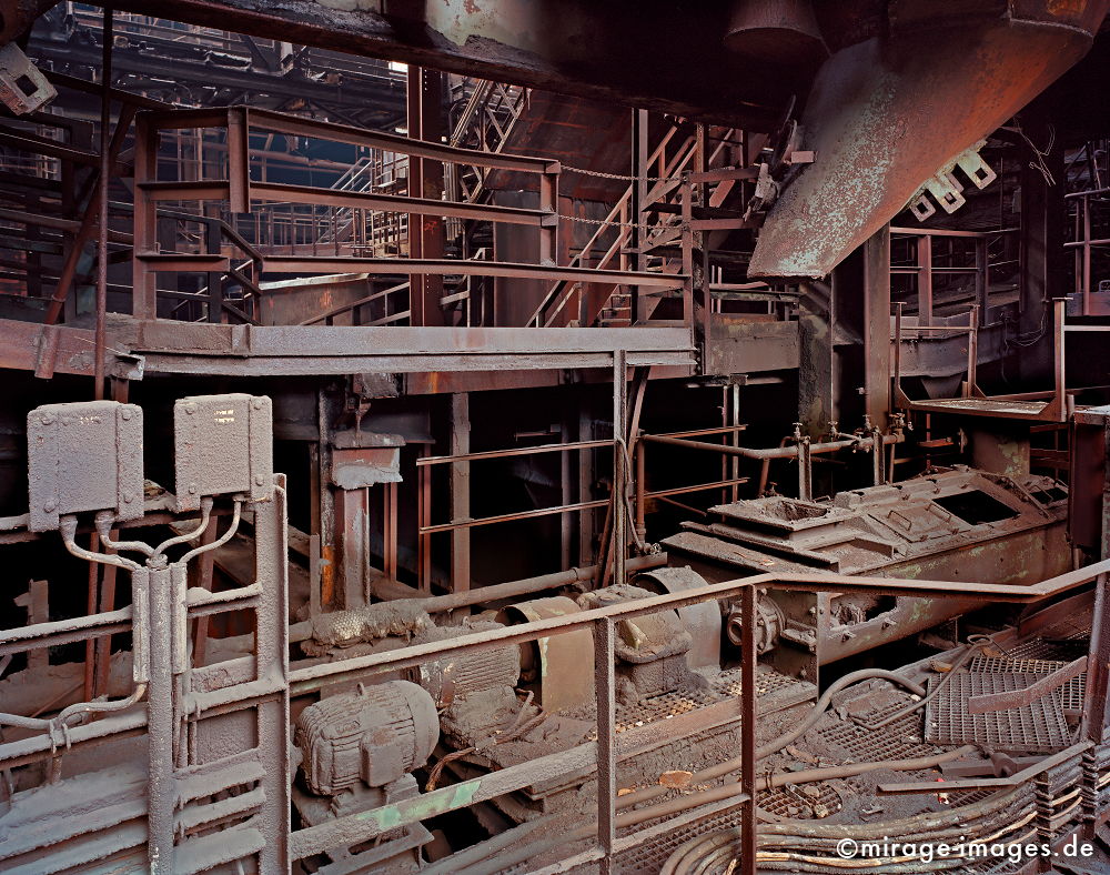 Frderanlage
Phnix Dortmund
Schlüsselwörter: Industrie, Industrieruine, Stahlwerk, Rost, Eisen, Staub, Stahl, Architektur, Arbeit, Industriekultur, Verfall, Erosion, Zeitalter, Abbruch, Industrieanlage, Standort, Strukturwandel, Endzeit, baufällig, Gebäude, Fabrik, Ruine, Schwerindustrie, Hochofen