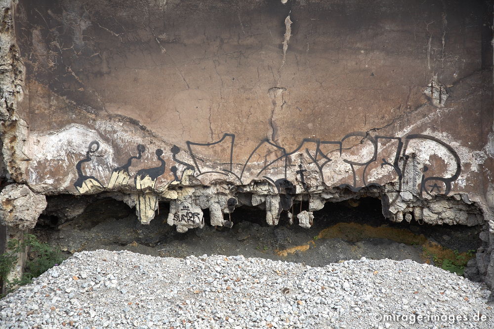 Teeth
Kokerei Kaiserstuhl
Schlüsselwörter: Abbruch, Industrieanlage, Vergangenheit, Strukturwandel, grau, Abriss, Graffiti,