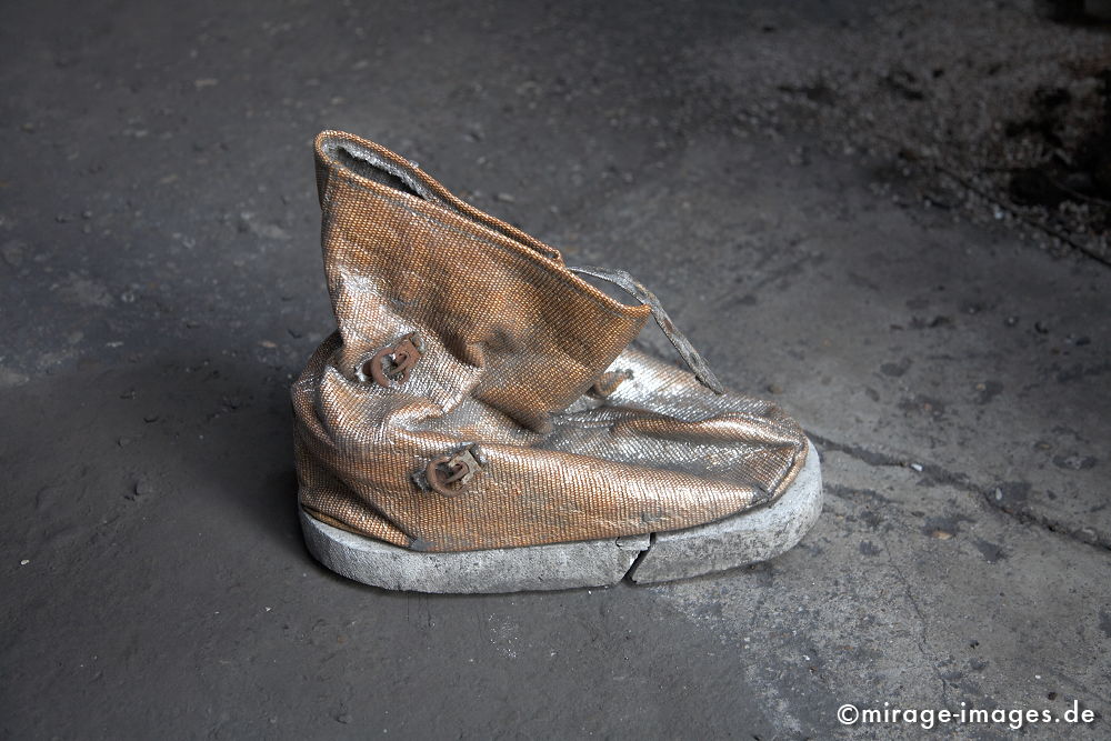 Heat protected shoe
Kokerei Kaiserstuhl
Schlüsselwörter: Schuh, Staub, Glanz, Glitter, verloren, Ruhrgebiet, Geschichte, Industriegeschichte, Revier, Industrie, Industrieruine, Kulturhauptstadt 2010, Verfall, Erosion, Zeitalter, Industrieanlage, Standort, Strukturwandel, Endzeit, stillgelegt, Abriss, Endzeit,