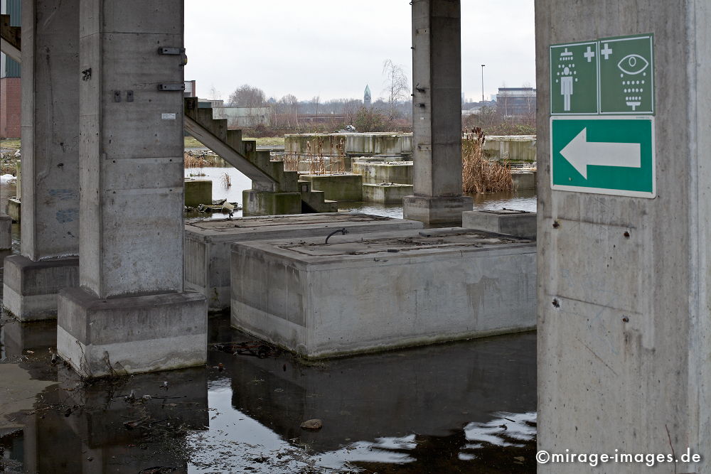 Dusche
Kokerei Kaiserstuhl
Schlüsselwörter: Ruhrgebiet, Geschichte, Industriegeschichte, Revier, Industrie, Industrieruine, Abbruch, Verfall, Erosion, Zeitalter, Industrieanlage, Standort, Strukturwandel, Endzeit, stillgelegt, Abriss, baufällig, Gebäude, Ruine, Schilder,