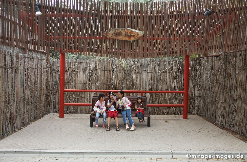 Creekside Park
Schlüsselwörter: children1, international, Geschäft, Geldanlage, Investment, Globalisierung, Investor, Konsum, Tourismus, Größenwahn, Arabien, Mittlerer Osten, Wohlstand, Überfluss, Geld, Kapital, Wüste, reisen, exotisch, bombastisch, Wachstum,