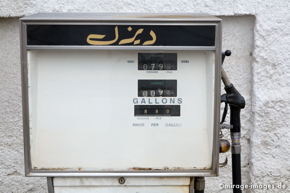 Petrol Pump
Schlüsselwörter: international, Geschäft, Geldanlage, Investment, Globalisierung, Investor, Konsum, Tourismus, Größenwahn, Arabien, Mittlerer Osten, Wohlstand, Überfluss, Geld, Kapital, Wüste, Reise, reisen, exotisch, bombastisch, Wachstum,