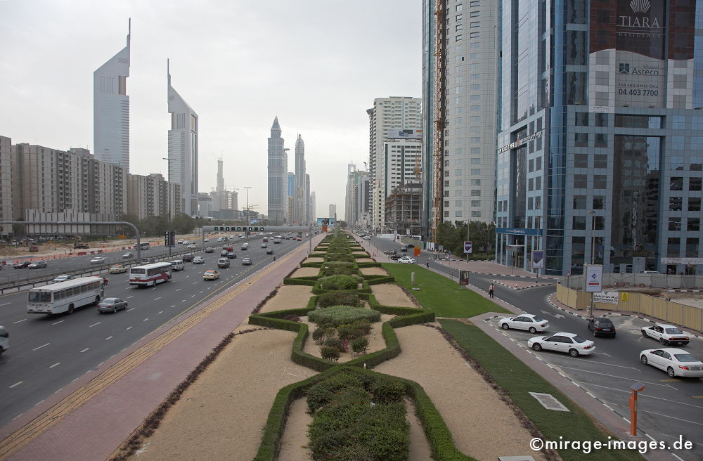 Sheikh Zayed Road
Schlüsselwörter: reich, edel, nobel, gross, riesig, gigantisch, Raum, Architektur, Konsum, Geld, Verschwendung, Boomtown, Reiseziel, Mittlerer Osten, Reichtum, Überfluss, Wohlstand, Kapitalismus, Marktwirtschaft, Luxus, Infrastruktur, success, Investition, architecture1