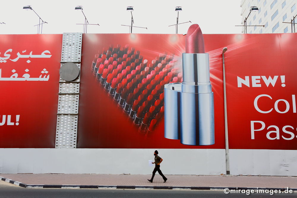 Plakatwand
Inder in Dubai
Schlüsselwörter: Kontrast, rot, Strasse, Geschlecht, Leidenschft, Schönheit, gross, Werbung, Eile, schnell, dubai1, Reiseziel, Mann, Mensch, laufen, Inder, Turban, Zeichen, Lippenstift, Reklame, Bürgersteig,