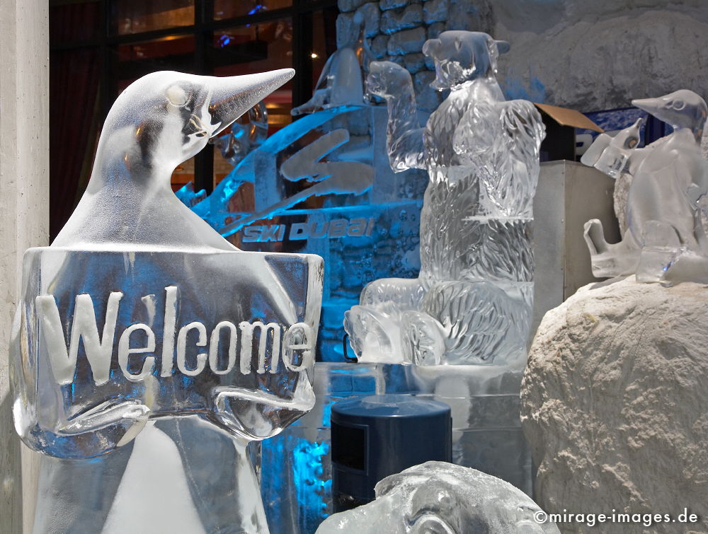 Penguin
Skidom Dubai
Schlüsselwörter: Werbung, Bär, Eingang, Pinguin, Winter, Eis, Schnee, Kälte, kalt, Skulptur, blau, Frost, Kinder, Wüste, Exotisch, Glanz, Freizeit, Reiseziel, Mittlerer Osten,