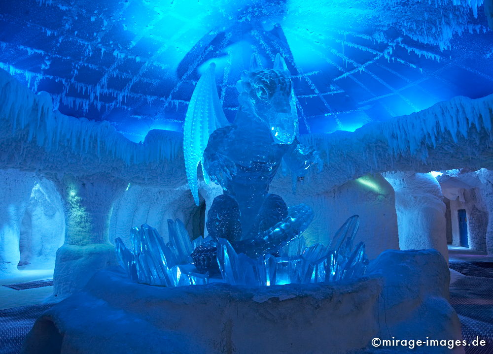 Dragon
Skidom Dubai
Schlüsselwörter: Winter, Eis, Schnee, Kälte, kalt, Skulptur, blau, Frost, Kinder, Wüste, Exotisch, Glanz, Freizeit, Reiseziel, Mittlerer Osten,
