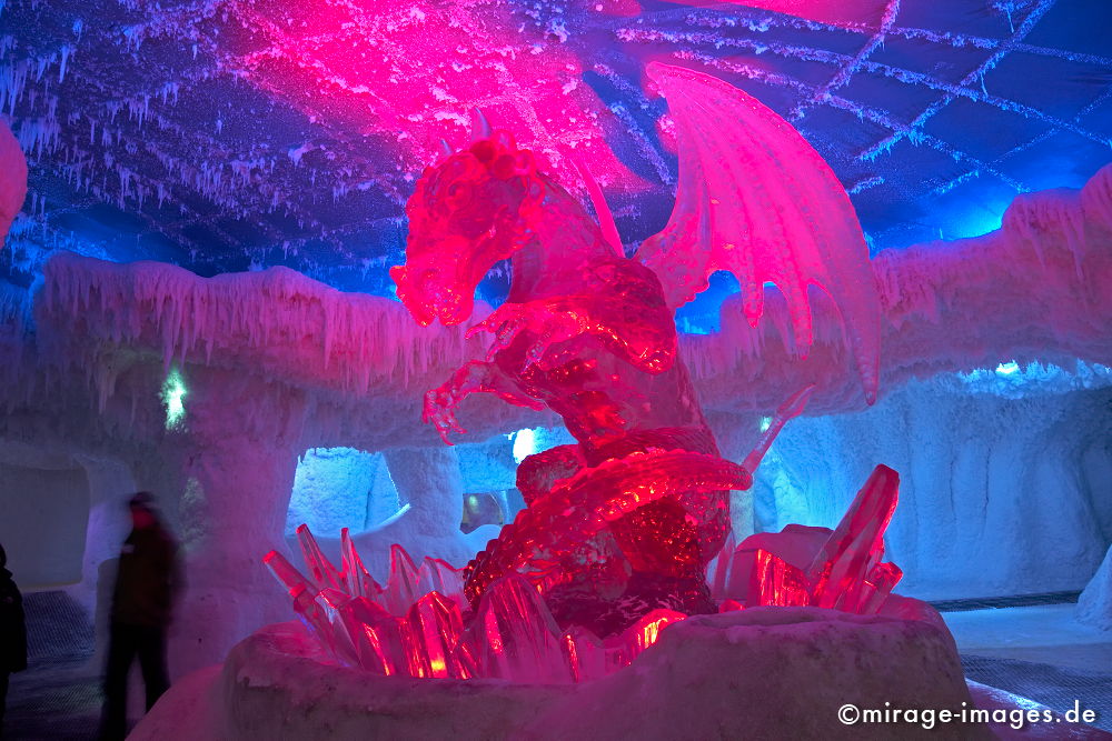 Dragon
Skidom Dubai
Schlüsselwörter: Winter, Eis, Schnee, Kälte, kalt, Skulptur, blau, Frost, Kinder, Wüste, Exotisch, Glanz, Freizeit, Reiseziel, Mittlerer Osten,