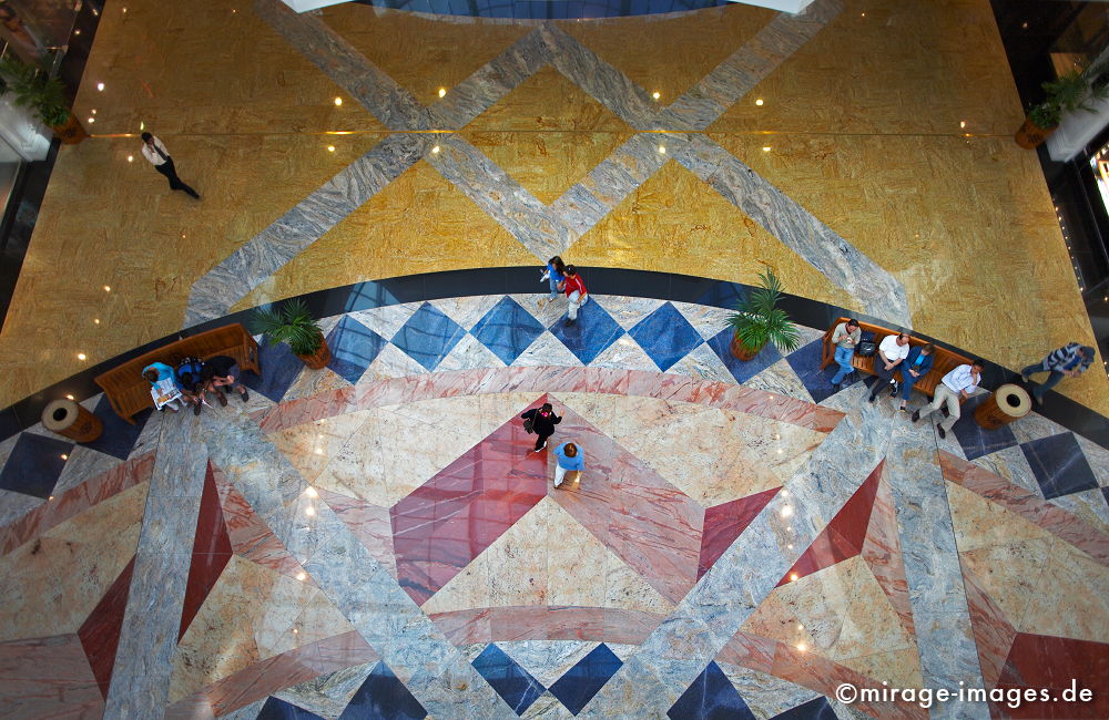 Mall of the Emirates
Schlüsselwörter: Einkaufen, Prunk, Tempel, modern, Luxus, Halle, Reichtum, reich, edel, nobel, gross, riesig, gigantisch, Raum, Licht, Architektur. Konsum, Geld, Verschwendung, Marmor, Menschen, Boomtown, Reiseziel, Mittlerer Osten, Wohlstand, urbanlife1