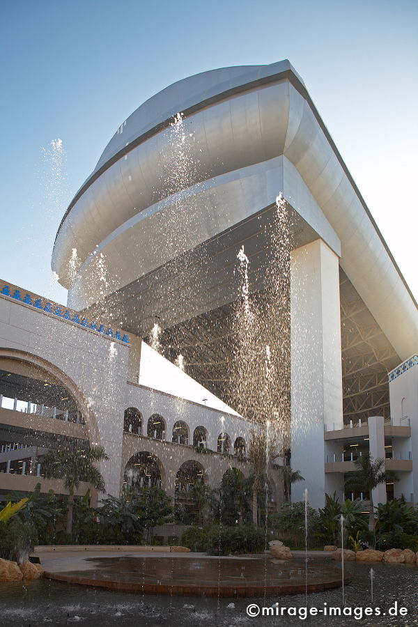 Ski Dom
Aussenansicht vom Ski Dom Dubai mit Wasserspiel 
Schlüsselwörter: Tempel, modern, Halle, Skilaufen, gross, dubai1, gigantisch, Raum, Wasser, Springbrunnen, Ökologie, Winter, Schnee, Kälte, kalt, Aluminium, Glanz, Freizeit, Sport, künstlich, ausruhen, Architektur, bizarr,Einkaufszentrum, Eis, entertainment, erholen,