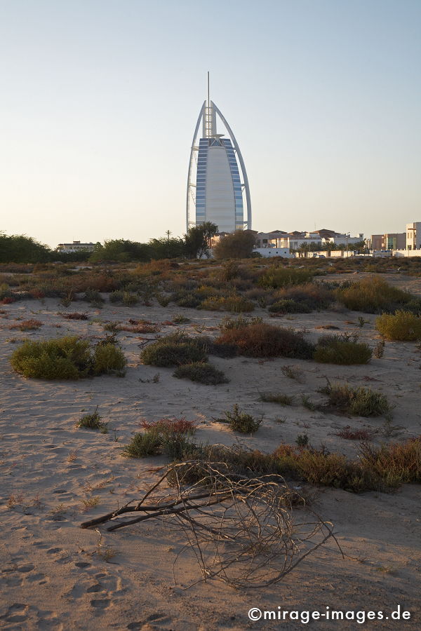 Burj Al Arab
freie ungenutzte Wüstenfläche mit Burj Al Arab - dem höchsten 7 Sterne Luxushotel der Welt (321 m)
Schlüsselwörter: architecture1, Prunk, pomp, Tempel, modern, Luxus, luxury, Reichtum, reich, rich, edel, noble, nobel, gross, big, riesig, gigantic, gigantisch, Raum, space, Licht, light, Architektur, Konsum, Geld, money, Verschwendung, waste, Komfort,