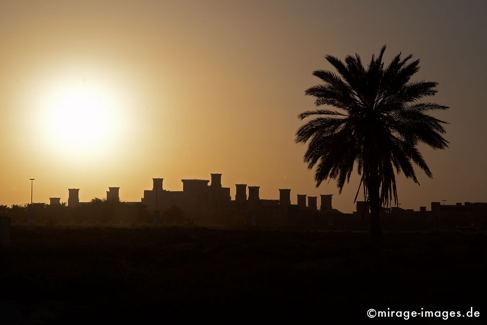 Souk Madinat
Jumeirah
Schlüsselwörter: architecture1, Festung, Sonne, Hitze, Palme, warm, Reichtum, reich, edel, nobel, gross, riesig, gigantisch, Architektur, Konsum, Geld, Hotel, Komfort, Kitsch, künstlich, Freizeit, Wasser, Brücke, Paradies, Boomtown, Reiseziel, Destination, Mittlerer Ost