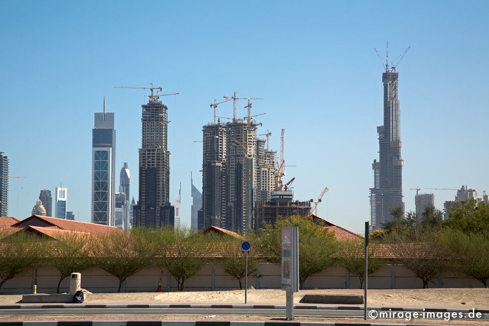 Burj Dubai
Blick auf die Baustelle und Umgebung des Burj Dubai, des mit über 700m höchsten Gebäudes der Welt
Schlüsselwörter: Wolkenkratzer, Hochhaus, Himmel, Reichtum, reich, edel, dubai1, gross, riesig, gigantisch, Architektur, Zukunft, Baustelle, grenzenlos, abgedreht, Baukunst, Ingenieurskunst, Statik, Boomtown, Reiseziel, Erfolg, Verkehr, Baukran, Baukräne, beeindruckend,