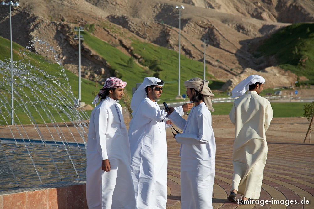 Young Arabs
Jebel Hafeet Al Ain
Schlüsselwörter: Araber, Moderne, traditionell, Handy, mobil, Brunnen, Wasser, grün, sauber, ordentlich, weiss, jung, Mittlerer Osten, Wohlstand, Überfluss, Geld, Wüste, Reise, reisen, exotisch, Reiseziel, Attraktion, Reichtum, Menschen, Freiheit, unabhängig, Öl, Boo
