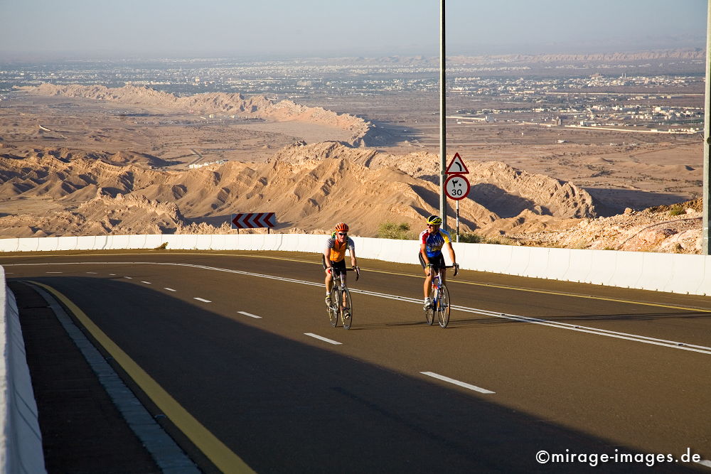 Biker
Abu Dhabi
Schlüsselwörter: Landschaft, Verkehr, Tourismus, Reise, Kurve, Krater, Wüste, Umwelt, Asphalt, Abenteuer, Exotik, schroff, rau, Felsen, Reiseziel, Mittlerer Osten, Emirates,