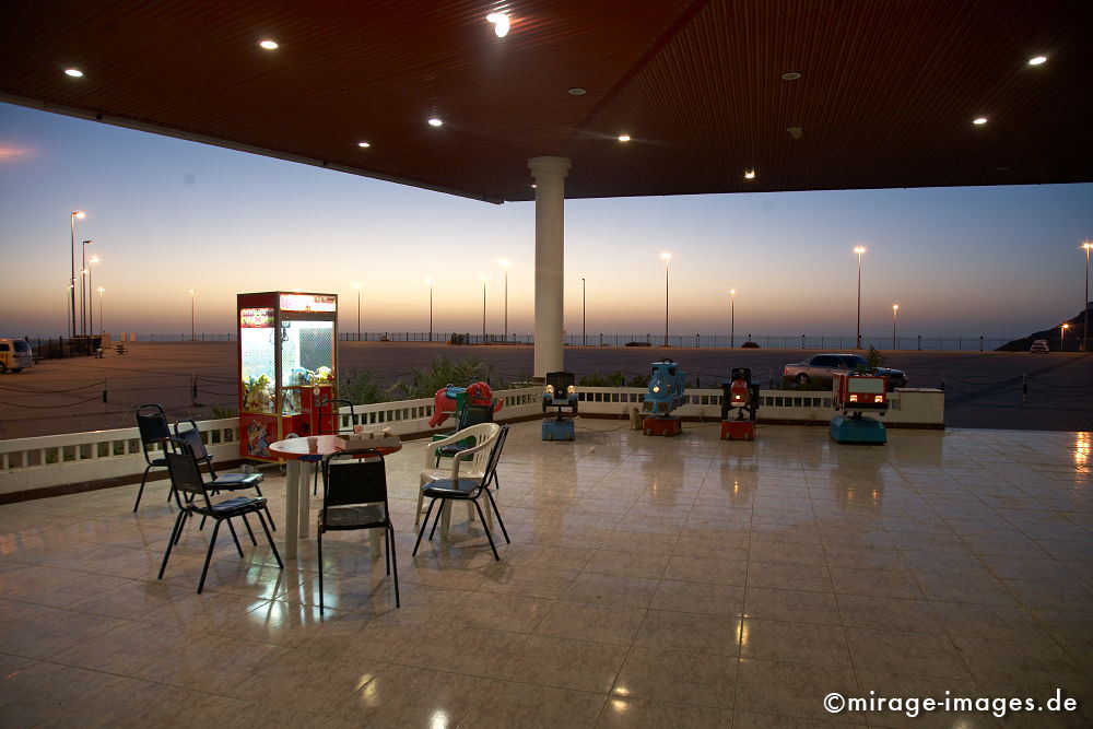 Terasse auf dem Jebel Hafeet
Abu Dhabi
Schlüsselwörter: Abenteuer, Exotik, Glitzern, Licht, Lichter, Freizeit, nachts, Arabien, Mittlerer Osten, Wohlstand, Wüste, Reise, reisen, exotisch, Scheichtum,