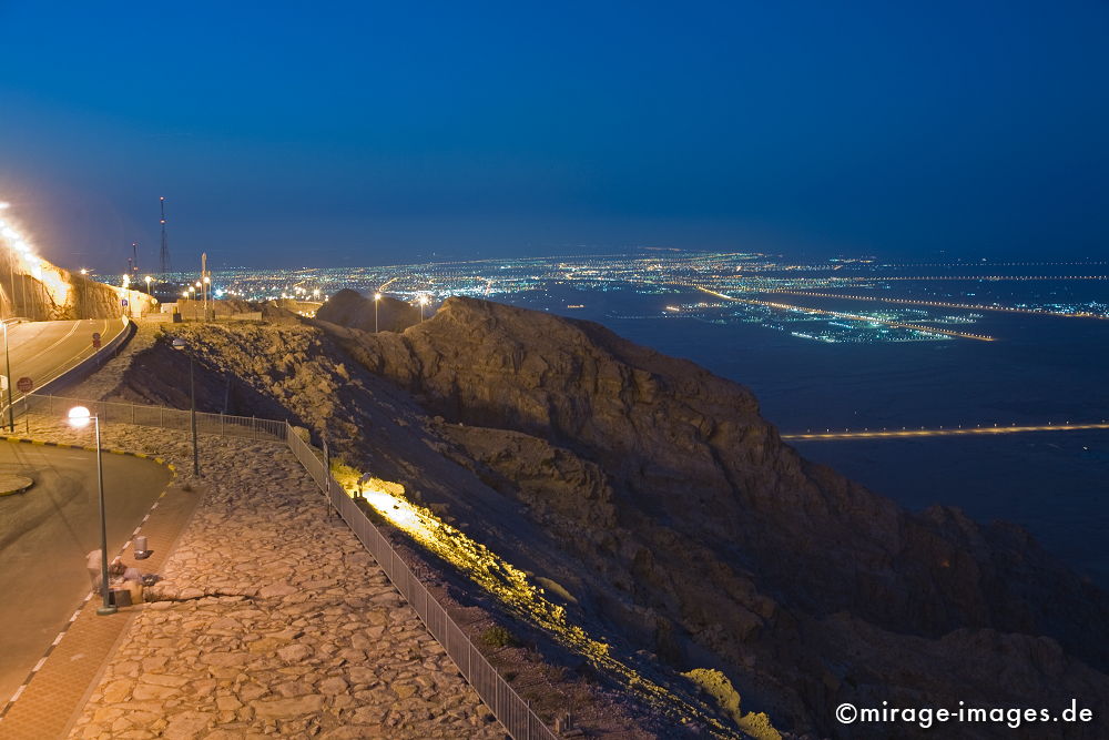 Jebel Hafeet
Al Ain
Schlüsselwörter: Landschaft, Verkehr, Umwelt, Abenteuer, Exotik, schroff, rau, Felsen, Glitzern, Licht, Lichter, Tal, Park, Freizeit, Farbe, nachts, Traum, Berg, Strasse,