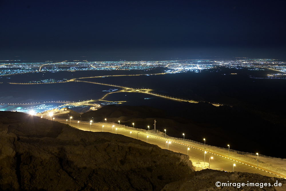 Jebel Hafeet Green Mubazzarah
Abu Dhabi
Schlüsselwörter: Landschaft, Verkehr, Umwelt, Abenteuer, nachts, Exotik, schroff, rau, Felsen, Glitzern, Licht, Lichter, Tal, Fata Morgana, Park, Freizeit, Farbe, color, nachts, Arabien, Mittlerer Osten, Wohlstand, Wüste, Reise, reisen, exotisch, Scheichtum,