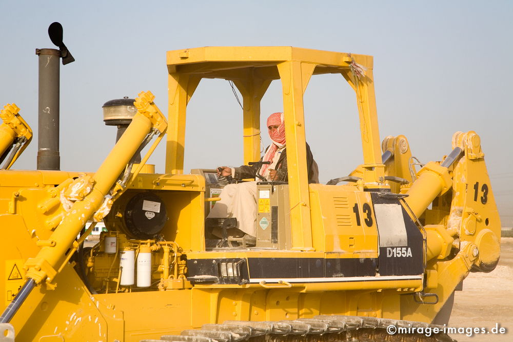 Bulldozer
Dubai
Schlüsselwörter: Verschwendung, Boomtown, Reichtum, Arbeiter, Mann, Mensch, Erfolg, Person, vermummt, Staub, Hitze, Palästinensertuch, kaffiyeh, Raupe, Fahrer, Baustelle, gelb, Boomtown, Wüste, Bauarbeiter, Bulldozer, Planierraupe, Mittlerer Osten,