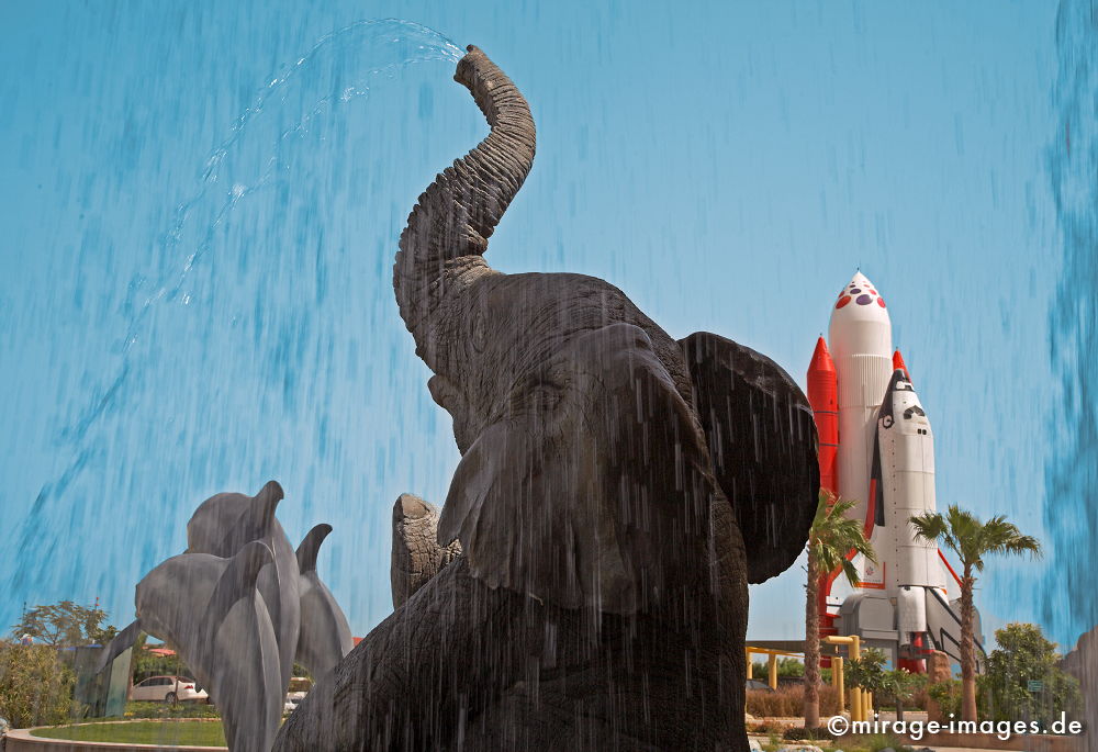 Elefant
Dubailand
Schlüsselwörter: animals1, absurd, Attrappe, Beton, bizarr, deplaziert, Freude, Intelligenz, imitation, Kitsch, Kontrast, kontrastreich, künstlich, Kuriosität, Metapher, Nachbildung, Park, Platz, Raum, Säugetier, Skulptur, skurril, spielen, Symbol, Tiere,