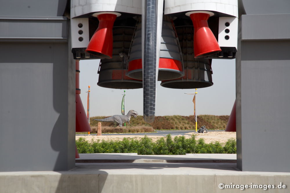 Challenger
Dubailand
Schlüsselwörter: absurd, Attrappe, Attraktion, Beton, bizarr, fliegen, imitation, Kitsch, Nachbildung, Park, Platz, Raum, skurril, Phantasie, Fiktion, Touristenattraktion, Vergnügungspark, kinderfreundlich, familienfreundlich, freundlich, Illusion, Unterhaltung,