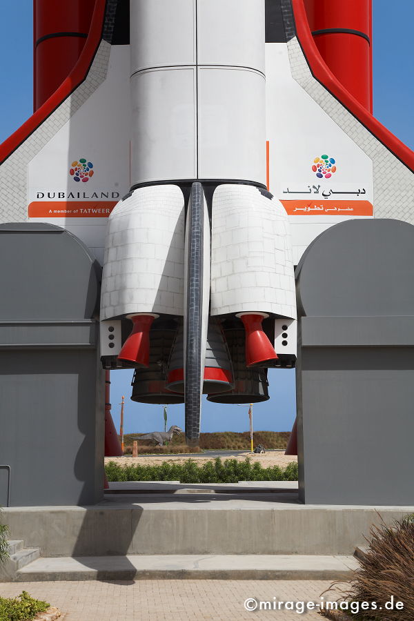 Challenger
Dubailand
Schlüsselwörter: absurd, Attrappe, Attraktion, Beton, bizarr, fliegen, imitation, Kitsch, Nachbildung, Park, Platz, Raum, skurril, Phantasie, Fiktion, Touristenattraktion, Vergnügungspark, kinderfreundlich, familienfreundlich, freundlich, Illusion, Unterhaltung,