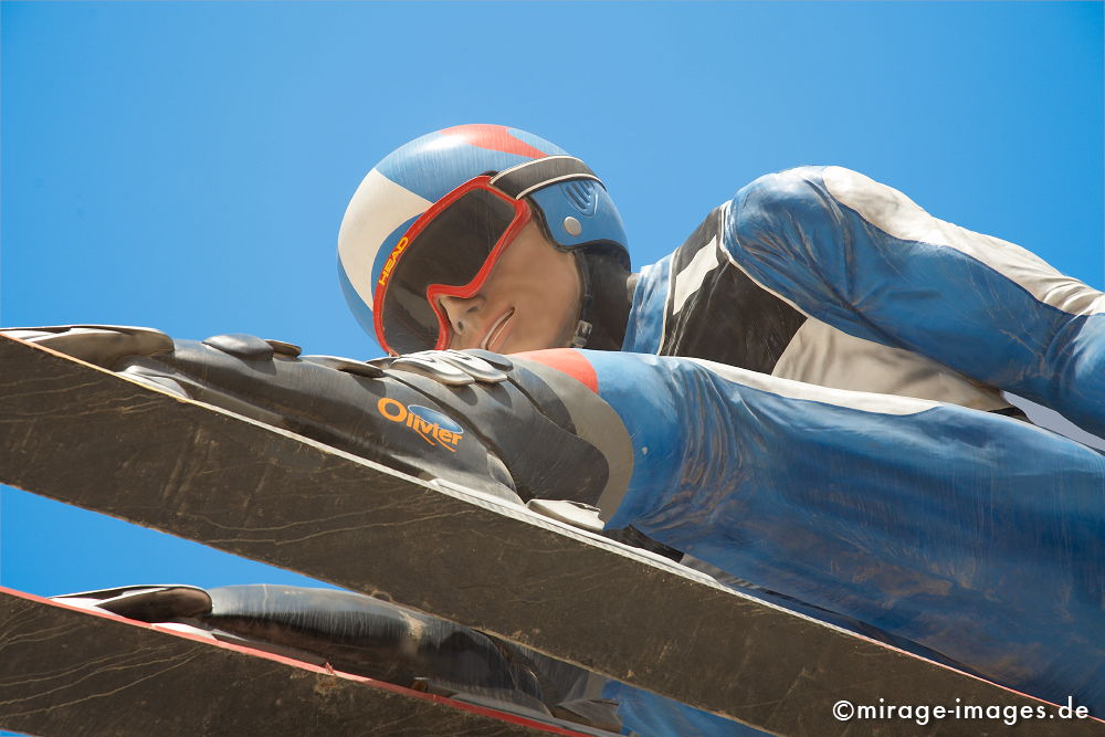 Ski
Dubailand
Schlüsselwörter: absurd, Attrappe, Beton, bizarr, deplaziert, Eis, Freizeit, Freude, gigantisch, imitation, kalt, Kälte, Kitsch, Kontrast, kontrastreich, künstlich, Kuriosität, Leidenschaft, Metapher, Nachbildung, Park, Platz, Raum, Schnee, Skulptur,