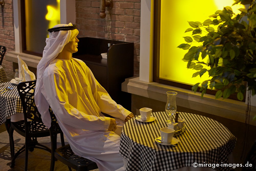 Sheik
Dubailand
Schlüsselwörter: absurd, angenehm, Araber, Arabien, Arabien, arabisch, Attrappe, ausruhen, Ausstellung, Ausstellungsraum, beschaulich, bizarr, Cafe, Café, Dekoration, eigenartig, Entertainment, Entspannung, Freizeit, Freizeitvergnügen, fremd, funny, Geldanlage, Genuss,