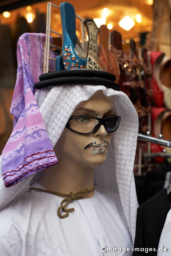 arabische Schaufensterpuppe
Deira Old Souk
Schlüsselwörter: Markt, Bazar, Kleid, Kleidung, Kleider, Kultur, Mode, Brille, Araber