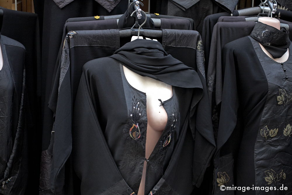 Islamische Mode
Deira Old Souk
Schlüsselwörter: Islam, Mode, verhüllt, Tradition, schwarz, arabisch, Frau, Markt, Bazar, Kleid, Kleidung, Kleider, weiblich, Kultur, züchtig, streng, keusch, hochgeschlossen, Stolz, Religion, freizügig,