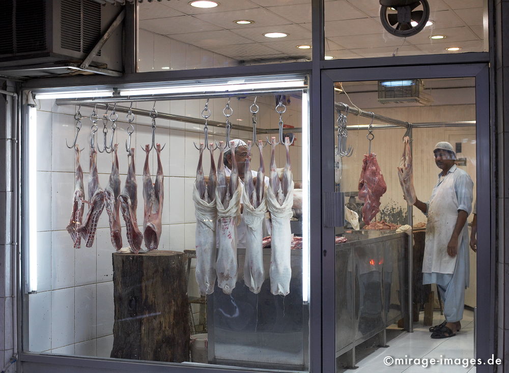 Butcher
Deira Old Souk
Schlüsselwörter: arabisch, Markt, Bazar, schlachten, Schlachter, Tier, Orient, mittlerer Osten, Fleisch, Essen, Nahrung, Mann, Mensch, man, kalt, Neon,