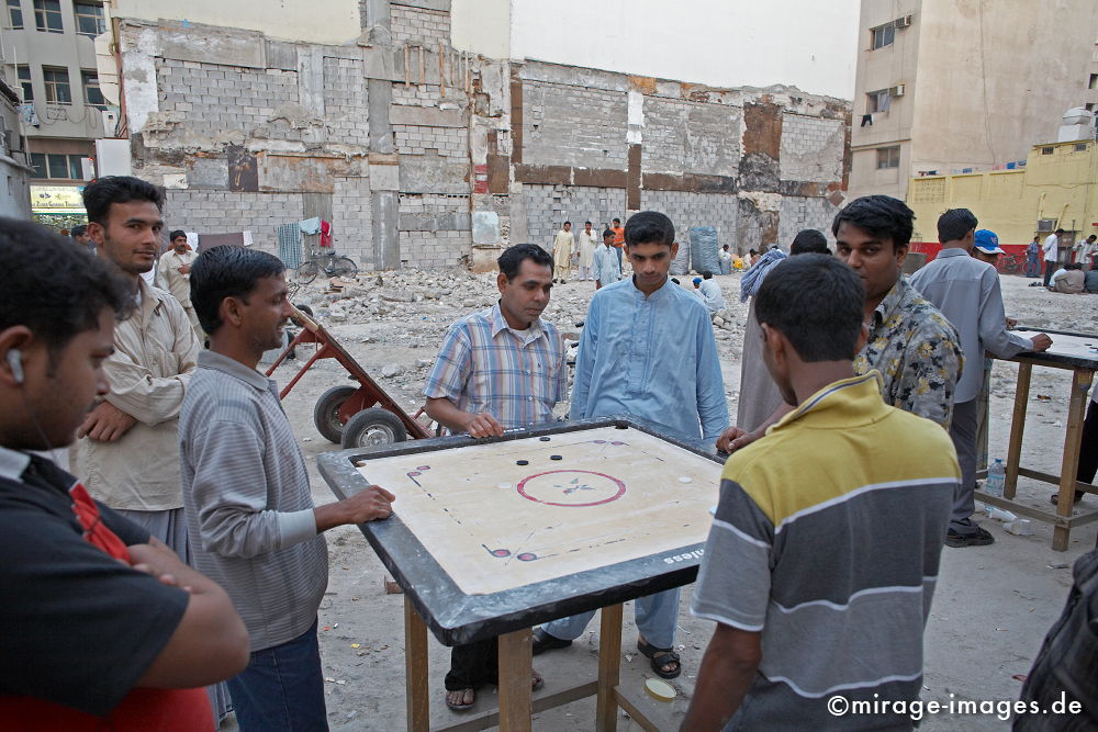 Playing Carom
Deira Old Souk Dubai
Schlüsselwörter: mixed1, arabisch, Markt, Bazar, Orient, mittlerer Osten, Freizeit, Spiel, Geschicklichkeit, Vergnügen, Spass, Brettspiel, Mann, Mensch, Zeitvertreib,