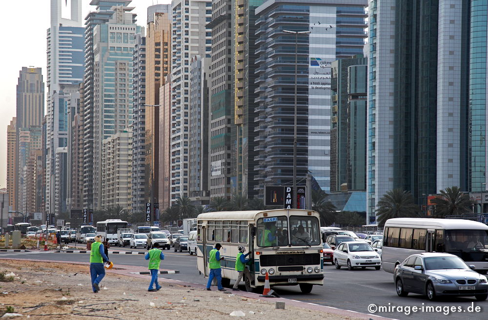 Sheikh Zayed Road 
Dubai
Schlüsselwörter: architecture1, Architektur. Verschwendung, Boomtown, Reiseziel, Reichtum, Überfluss, Wohlstand, Arbeit, job, Mann, Mensch, Erfolg, wohnen, Strasse, Verkehr, Hochhaus, Hochhäuser, spiegeln, Berufsverkehr,
