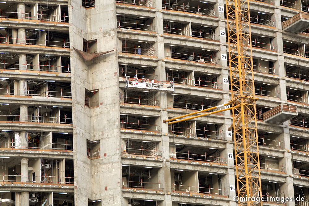 Under construction
Schlüsselwörter: Architektur, Beton, Hochhaus, Macht, Stärke, Einfluss, Baustelle, Arbeiter, gross, riesig, gigantisch, Stahl, Baukran, Mann, Mensch, Erfolg, Scheichtum, Arabien, Mittlerer Osten, Wohlstand, Überfluss, Geld, Kapitalismus, Wüste, architecture1