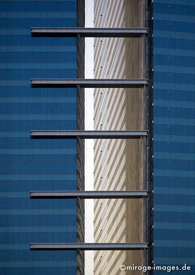 Steel and blue Glass
Dubai
Schlüsselwörter: Architektur. Boomtown, Beton, Hochhaus, Macht, Stärke, Einfluss, Geld, Marktwirtschaft, Kapitalismus, High tech, dubai1