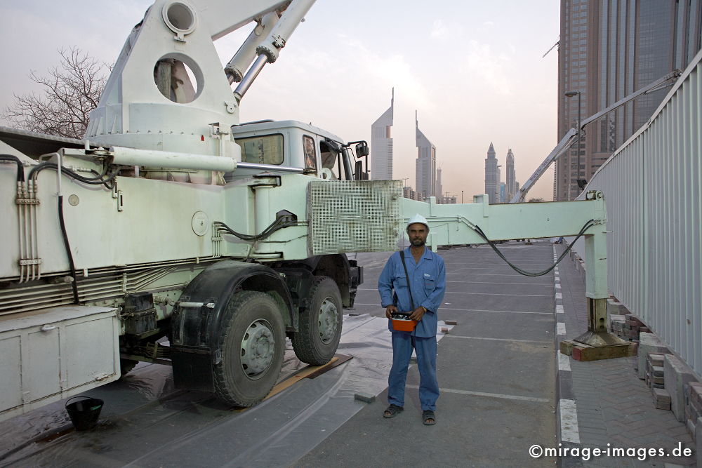 Worker
Dubai
Schlüsselwörter: mixed1, Architektur, Boomtown, Beton, Hochhaus, Macht, Stärke, Einfluss, Geld, Baustelle, Arbeiter, gross, riesig, gigantisch, Stahl, Baukran, Kapitalismus, Marktwirtschaft, Großstadt, Lichter, Erfolg, Investition, Maschine, High tech, Mann, Mensch, man