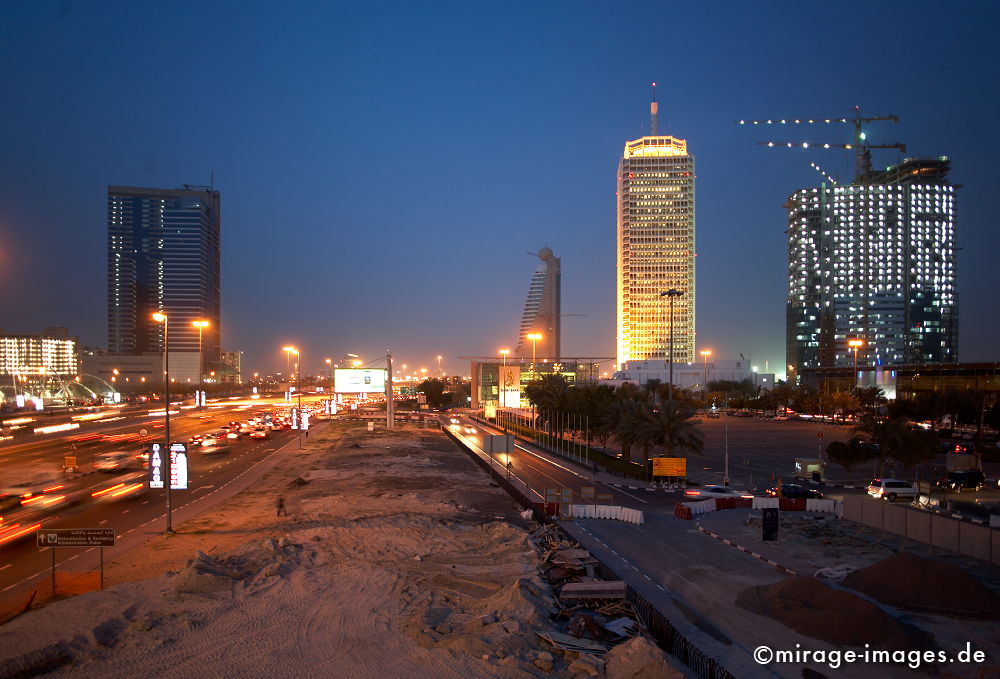 Sheikh Zayed Road at Night
Dubai
Schlüsselwörter: Architektur. Boomtown, Beton, Hochhaus, Macht, Stärke, Einfluss, Geld, Baustelle, Arbeiter, gross, riesig, gigantisch, Stahl, architecture1, Kapitalismus, Marktwirtschaft, Großstadt, Lichter, Erfolg, Investition,