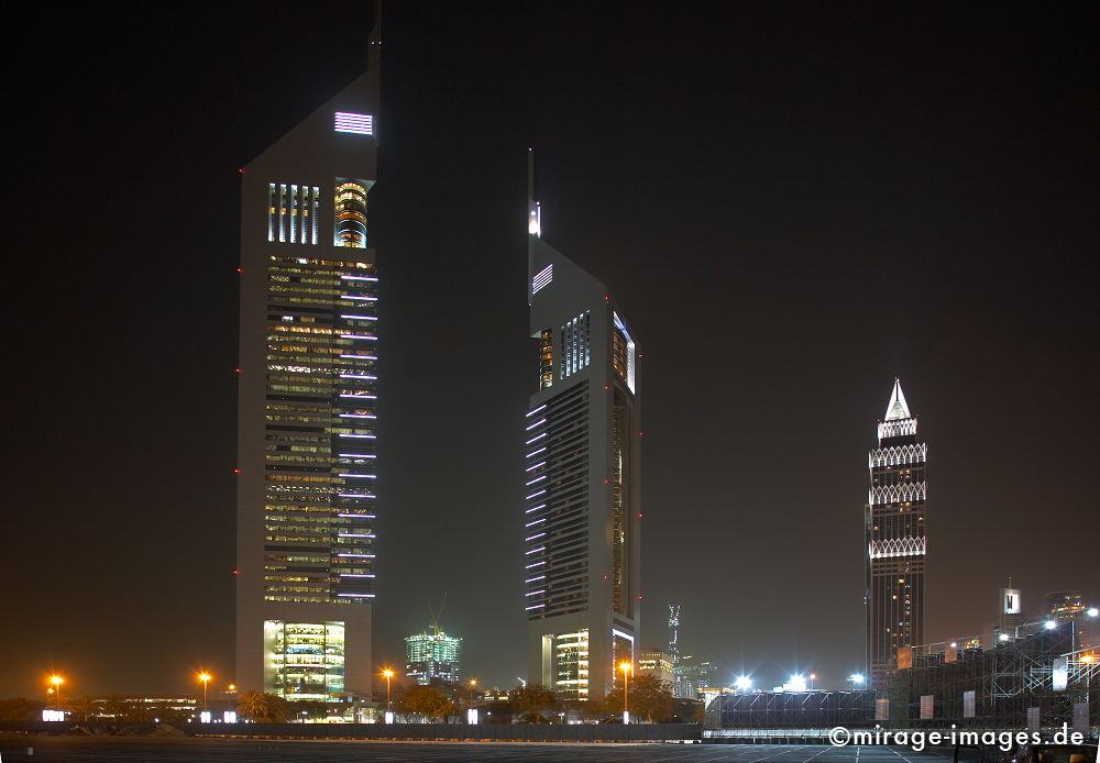 Jumeirah Emirates Towers 
Schlüsselwörter: Architecture1, Boomtown, Geld, Hochhaus, Macht, Stärke, Einfluss, gross, riesig, gigantisch, Stahl, Großstadt, Lichter, gespentisch, Metropole, beleuchtet, Gebäude, Nacht, nachts, Wachstum, Marktwirtschaft, Ökonomie, Metropole, Handelszentrum, Scheich