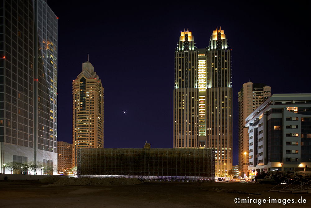 Sheikh Zayed Road 
Dubai
Schlüsselwörter: architecture1, Boomtown, Beton, Hochhaus, Macht, Stärke, Einfluss, Baustelle, Arbeiter, gross, riesig, gigantisch, Stahl, Baukran, Großstadt, Lichter, gespentisch, Metropole, beleuchtet, Gebäude, Nacht, nachts, archtecture1