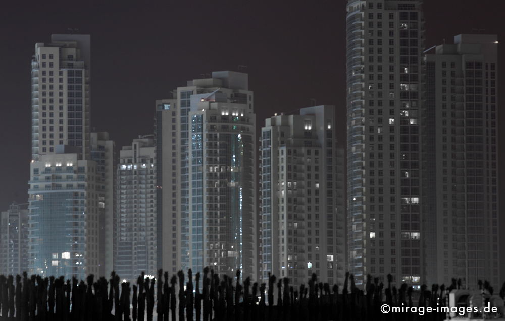 Gray
Dubai Future, gespenstisch wirkende Hochhausbaustellen nachts
Schlüsselwörter: Architektur. Boomtown, Beton, Hochhaus, Macht, Stärke, Einfluss, Geld, Baustelle, dubai1, gross, riesig, gigantisch, Stahl, Baukran, Kapitalismus, Marktwirtschaft, Großstadt, Lichter, gespentisch, Erfolg, Investition, Metropole