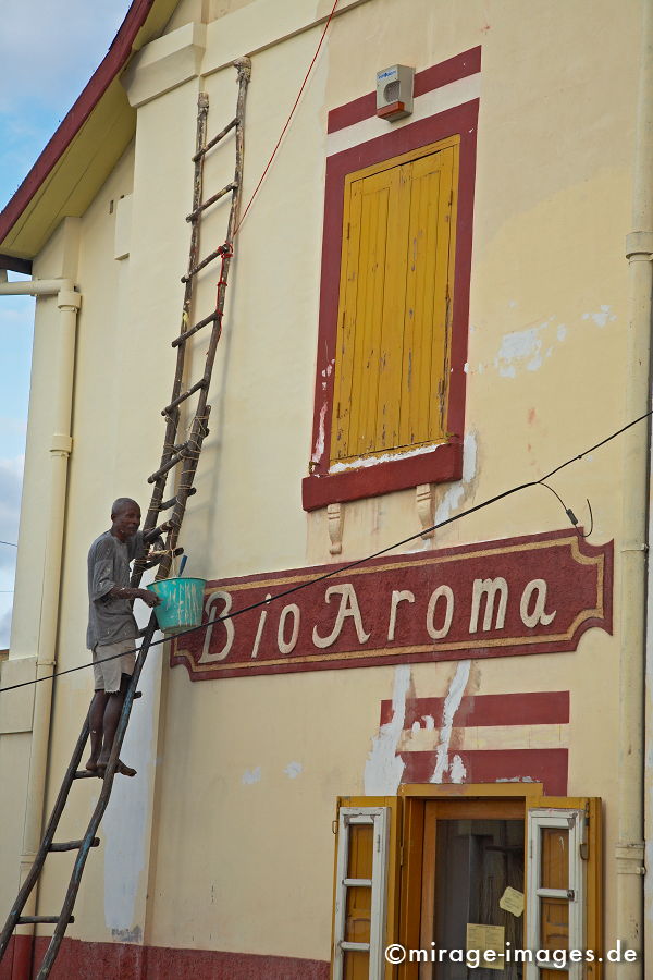 Bioladen
Antananarivo
Schlüsselwörter: alternativ, Ausbeutung, Billiglohn, Bioboom, Biobranche, biologische Ernährung, Duft, Duftstoff, fairer Handel, fremd, Geschäft, Geschäftsidee, Handel, Kolonialismus, Kommerz, Laden, Maler, Naturkost, Neokolonialismus, Parfum, Verkauf, Vollwertkost,