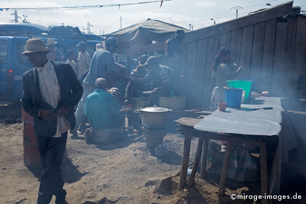 Taxibrousse Station
Antananarivo
Schlüsselwörter: Verkehr, Abgase, Markt, Rauch, stinken, Madegassen, Bus, Bushaltestelle,