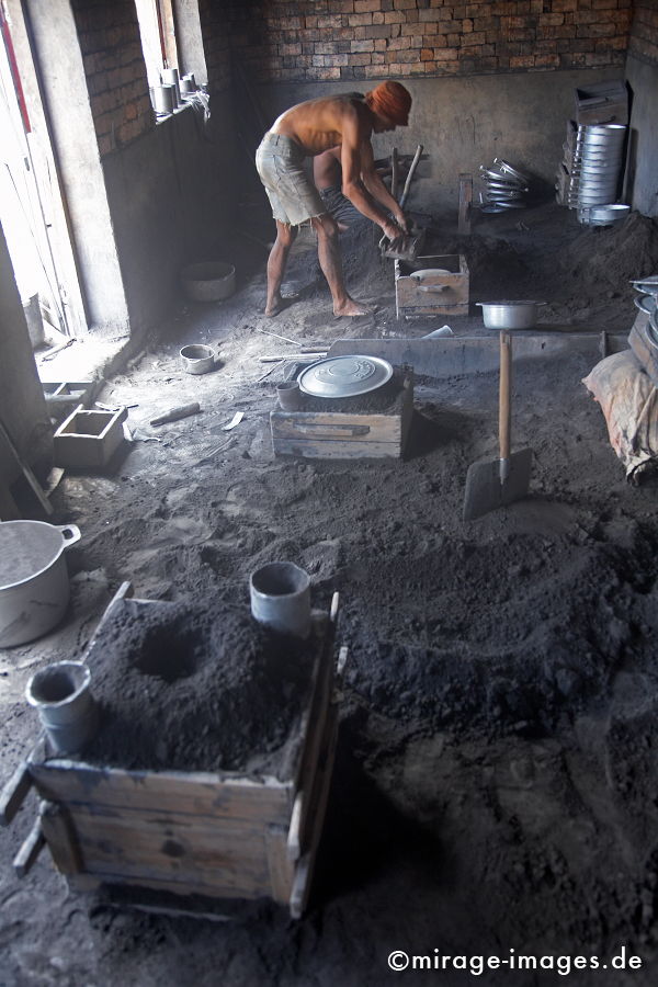 Aluminiumtopf Produktion
Ambatolampy
Schlüsselwörter: Akkord, Aluminium, anstrengend, Anstrengung, Arbeit, Arbeiter, archaisch, barfuß, Dreck, dreckig, einfach, Fabrik, fließen, flüssig, found, garage, gefährlich, Geschäft, gießen, glühen, Handarbeit, Handwerk, harte Arbeit, Haushaltsware, heiß, Her