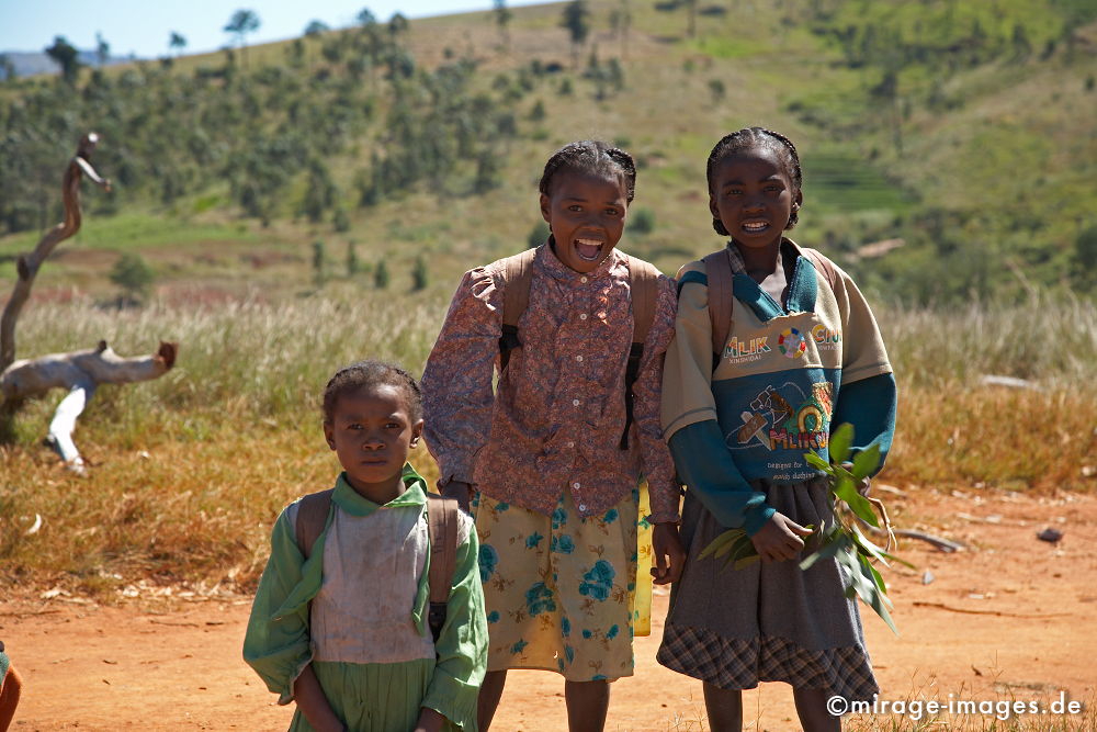 Schulkinder
3 junge Madegassinen auf dem Weg in die Schule bei Ambalavao Madagaskar
Schlüsselwörter: Schulkinder, children1, Frohsinn, Fröhlichkeit, Lachen, Freundschaft, Schulwesen, Schulzeit, auf dem Land, Zufriedenheit, Jugend, fröhlich, Mädchen, Dürre, Trockenheit, trocken, ausgetrocknet, Landleben, heiter, sonnig, freundlich,