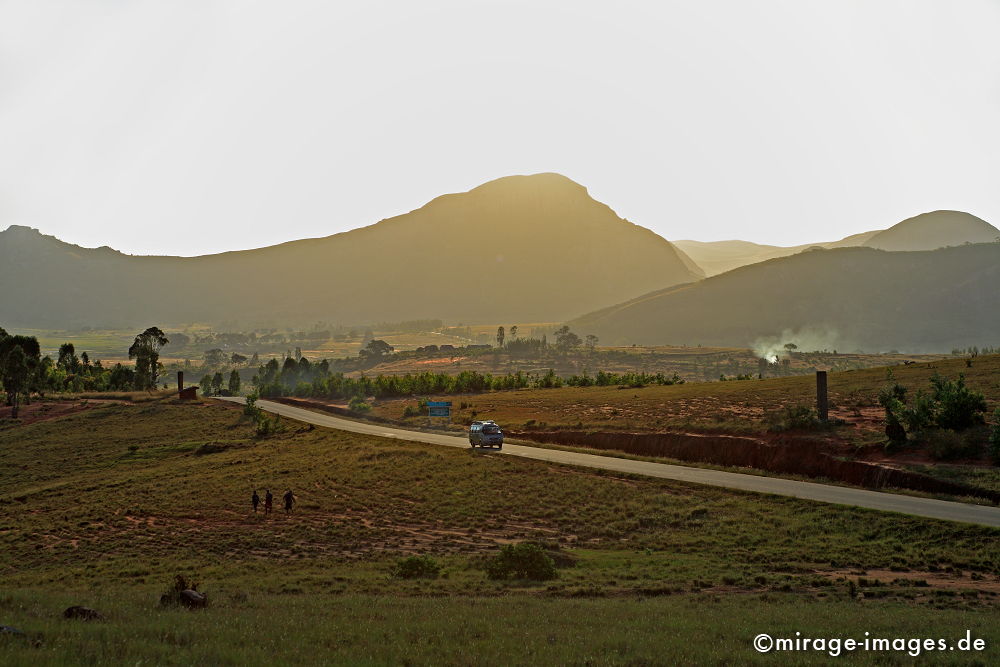 Strasse zum Anja Park
Fianarantsoa
Schlüsselwörter: Gegenlicht, Weite, Abend, Sonne, Sonnenuntergang, Nationalpark, Insel, exotisch, tropisch, Armut, Tropen, 3. Welt, Niedriglohn, Indischer Ozean, achte Kontinent, Gewürzinsel, Entwicklungsland, Naturwunder, französisch, Frankreich, Kolonialismus, Koloni