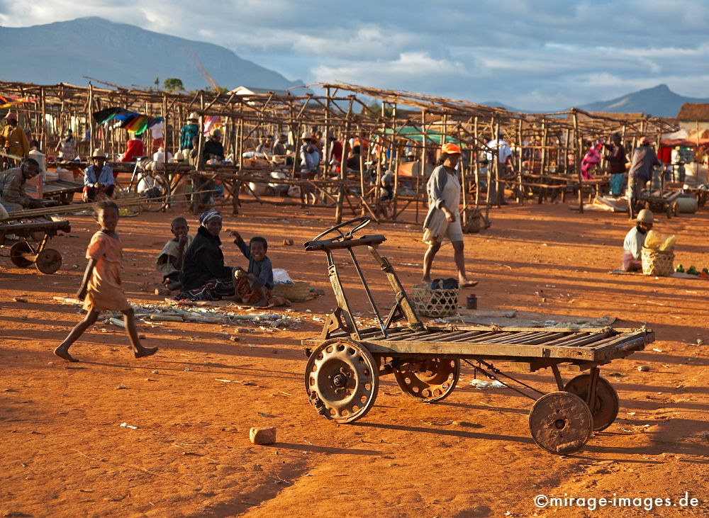 Marketplace
Ambalavao
Schlüsselwörter: Holzkarren, selbstgebauter, Kind, Kinder, Mädchen, Menschen, Fahrzeug, Gefährt, Fuhrwerk, selbstgemacht, Transportmittel, Holzwagen, Dorf, dörflich, Kleinstadt, Kind, primitiv, selbstgebaut, rot, buntes Treiben, Karre, Wagen, Recycling, recycelt, Räd