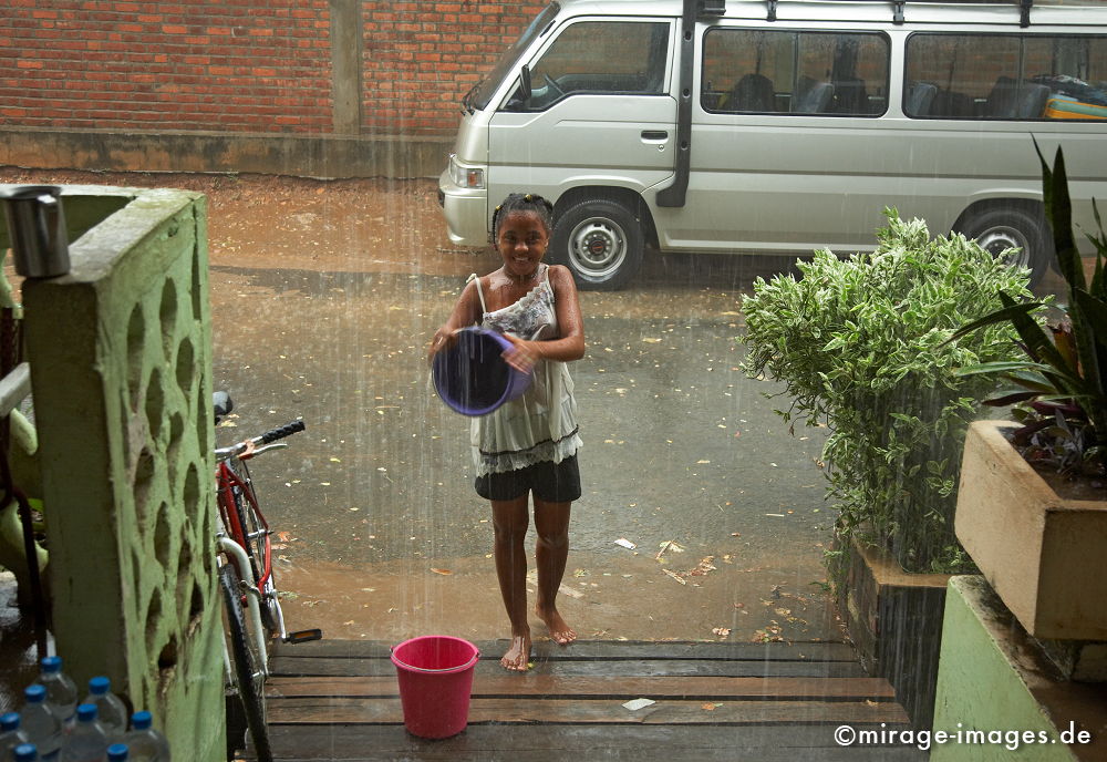 Tropical Rain
Miandrivazo
Schlüsselwörter: children1, Regenzeit, Einheimische, Mädchen, Strasse, Wasser, sammeln, Wolkenbruch, Eimer, Person, Leben, Mensch,